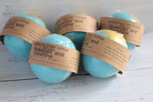 Load image into Gallery viewer, Breezes and Sunshine Round Bath Bomb